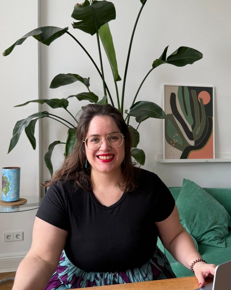 Sandra-Lorena Bahlmann am Schreibtisch, Career- und Leadership-Coach in Berlin